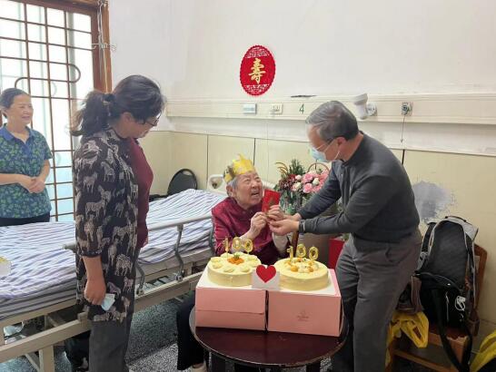 公司为百岁高龄离休干部梁永妙祝寿