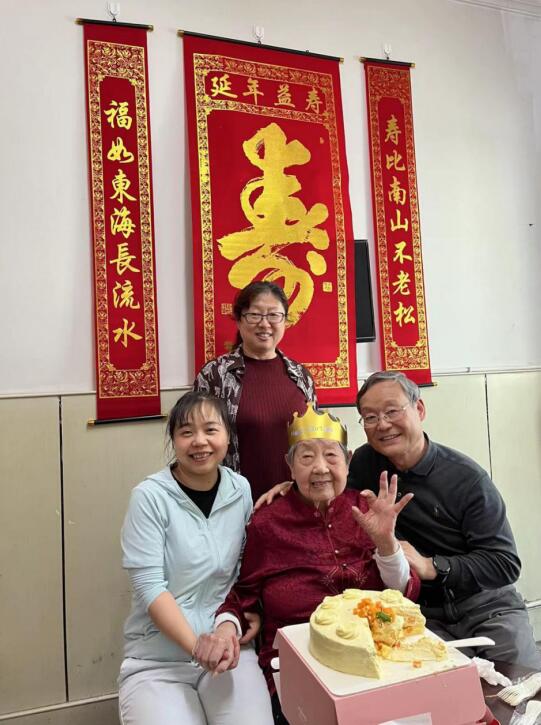 公司为百岁高龄离休干部梁永妙祝寿
