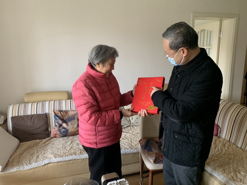 公司开展走访慰问离退休老同志活动