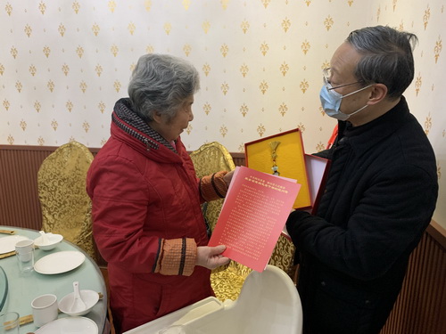 公司开展走访慰问离退休老同志活动