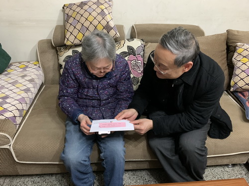 公司开展走访慰问离退休老同志活动