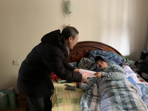 公司领导慰问离退休老同志