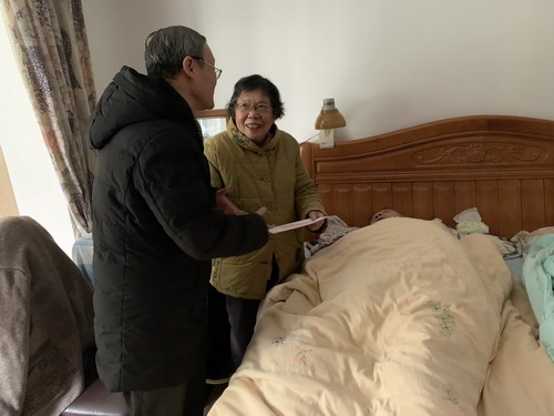 公司领导慰问离退休老同志