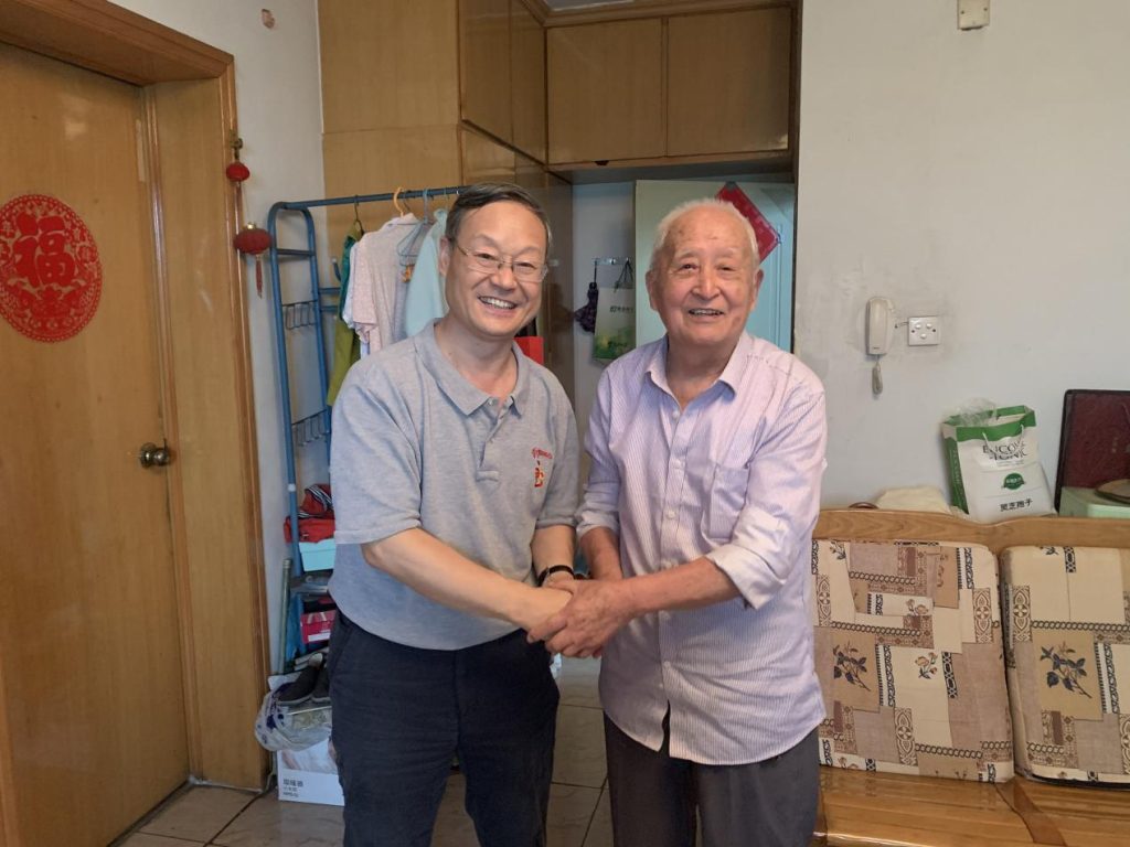 公司慰问抗日战争时期参加革命工作的离休干部